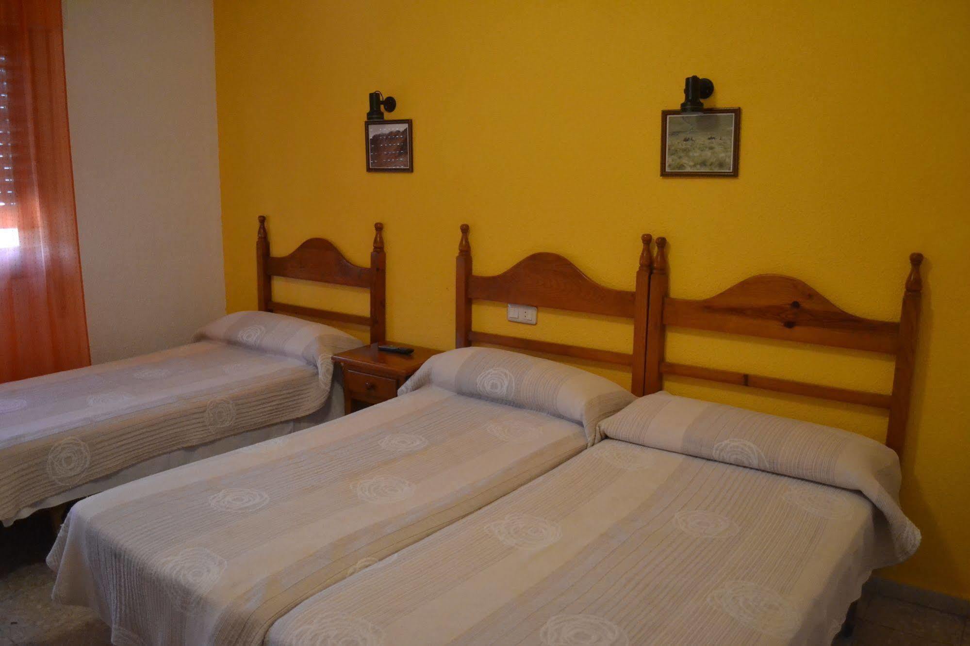 Hostal Avenida Аренас-де-Сан-Педро Экстерьер фото